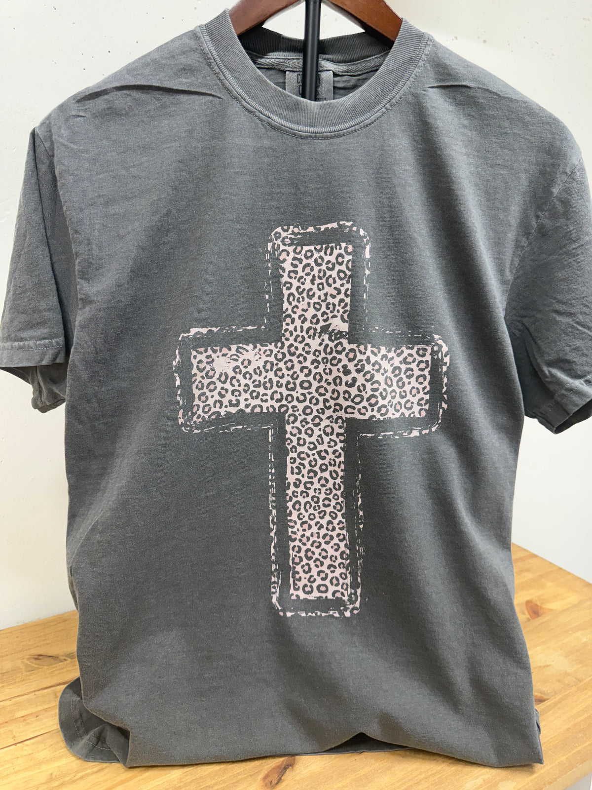 Leopard Cross Graphic Tee | Graphite Grey